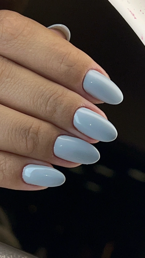 Unhas em azul claro com formato amendoado