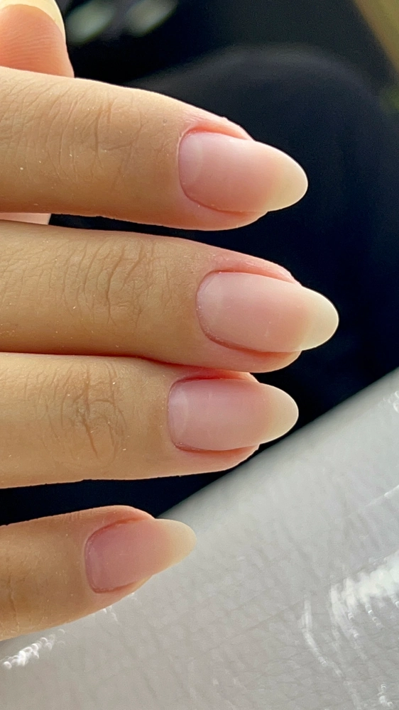 Unhas em tom natural com formato arredondado