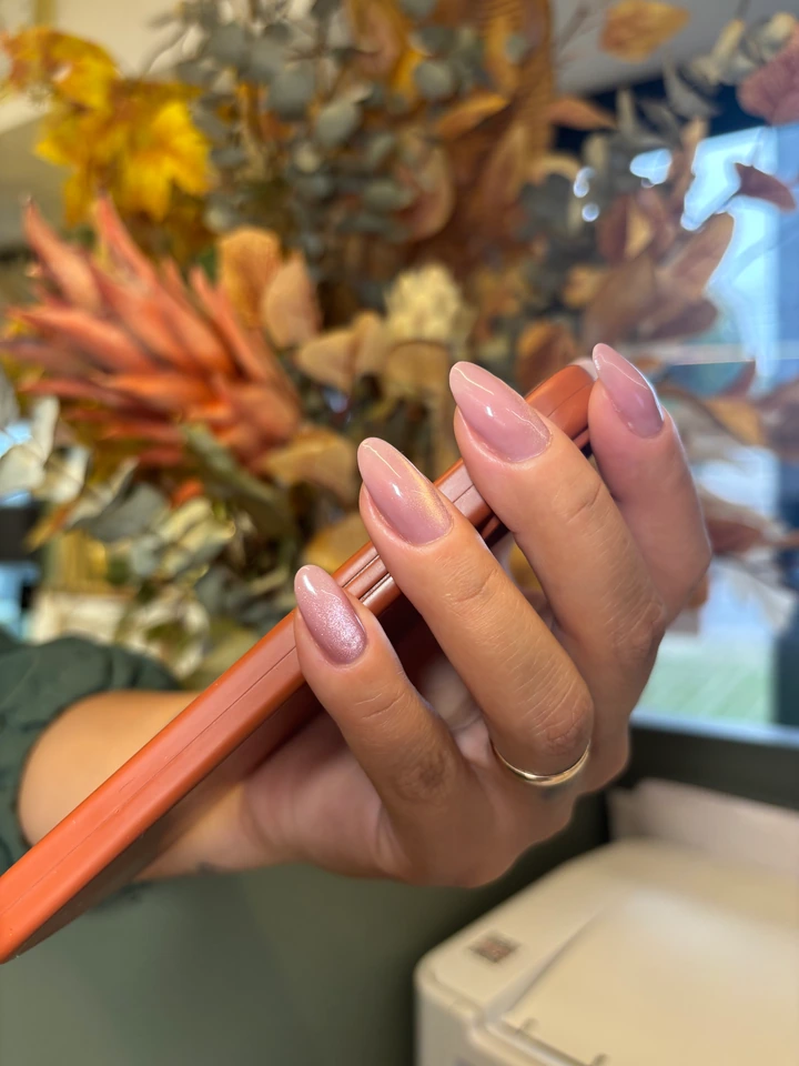 Unhas em tom nude rosado fotografadas na Entre Nós
